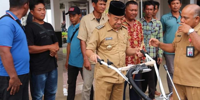 14 DES 2022 - Foto Bupati Serahkan alsintan