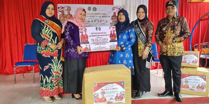 3. Foto serahkan bantuan alat bermain
