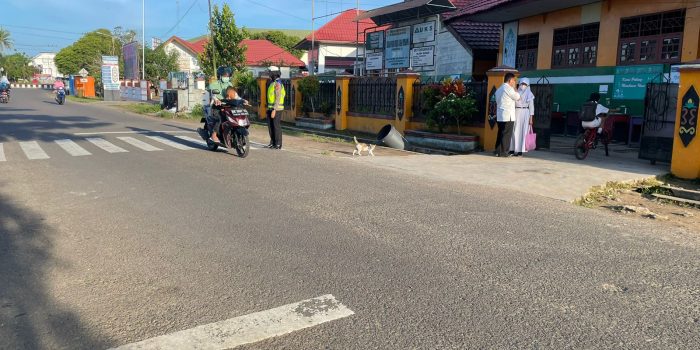 Foto 8 Satlantas Atur Pelajar
