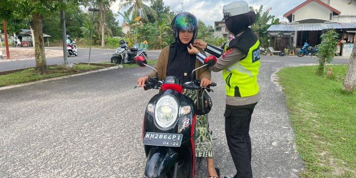 FOTO 12 - BANTU KLIK HELM