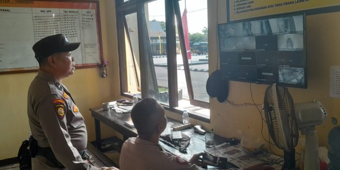 FOTO 3 - CEK CCTV RUANG TAHANAN