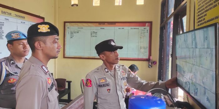 FOTO 10 - CEK TAHANAN MELALUI CCTV