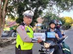 FOTO 2 - BAGI BROSUR KESELAMATAN BERLALU LINTAS