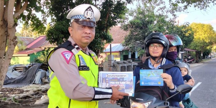 FOTO 2 - BAGI BROSUR KESELAMATAN BERLALU LINTAS