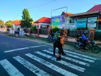 FOTO 4 - BANTU ANAK SEKOLAH