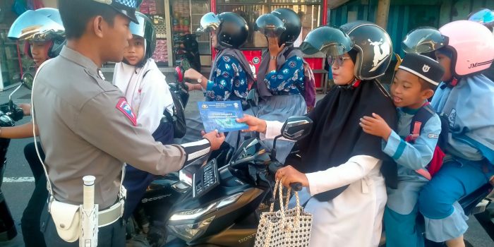 FOTO 7 - BAGI STIKER LANTAS
