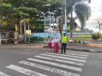 FOTO 7 - POLWAL BANTU ANAK SEKOLAH