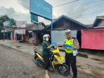 FOTO 8 - BAGIKAN BUKU PETUNJUK KESELAMATAN BERLALU LINTAS