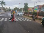 FOTO 8 - BANTU ANAK SEKOLAH SEBERANGKAN JALAN