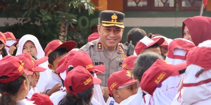FOTO 1 - KAPOLRES DEKAT PELAJAR