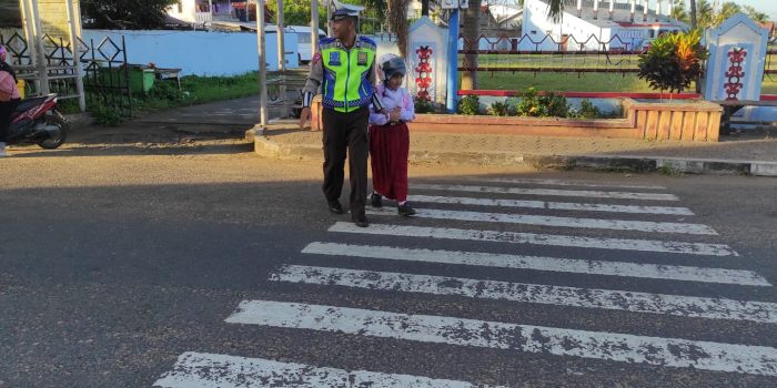 FOTO 10 - BANTAU ANAK SEKELAH MENYEBERANG JALAN