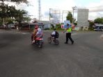 FOTO 5 - MENYEBERANG JALAN
