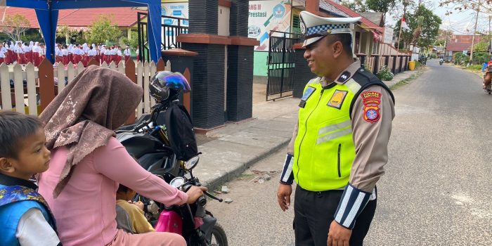 FOTO 12 - TEGUR PENGENDARA TAK PAKAI HELM