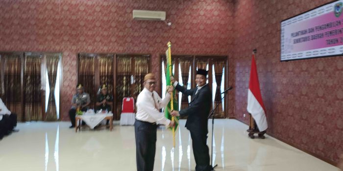 serahkan bendera