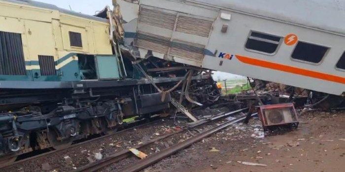 kereta-api-vs-kereta-api