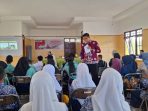 Narasumber memberikan materi