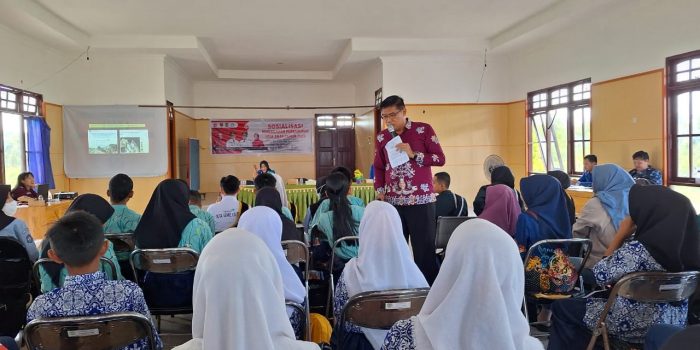 Narasumber memberikan materi